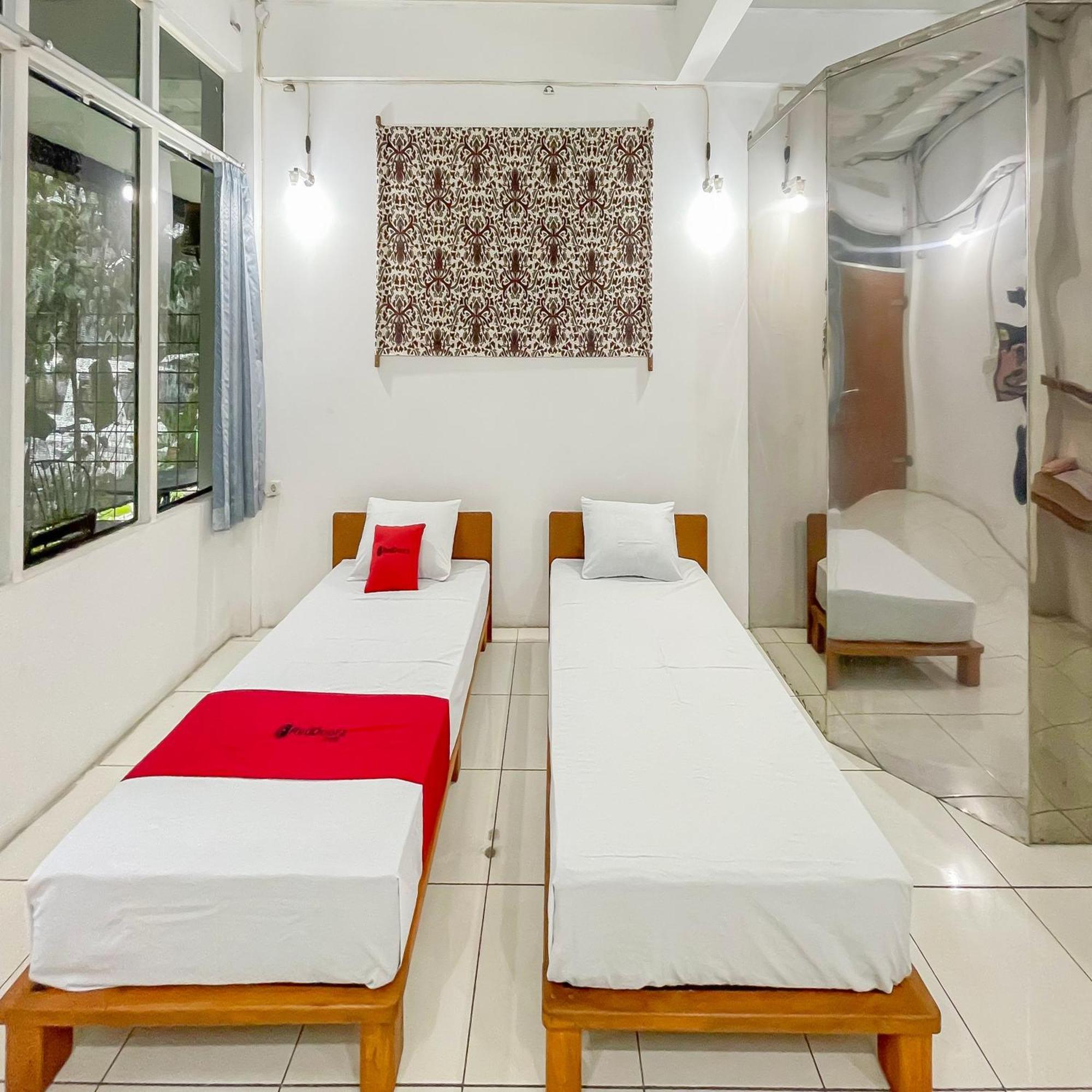 Hotel Reddoorz Syariah At Jalan Ra Kosasih Sukabumi Exterior foto